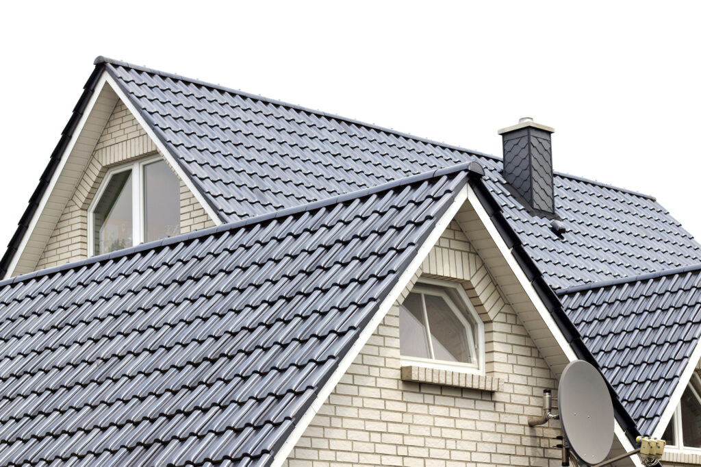 Woning met een nieuw pannendak na asbestverwijdering