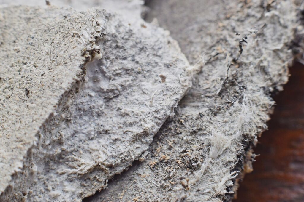Close-up van asbesthoudend materiaal met zichtbare vezels